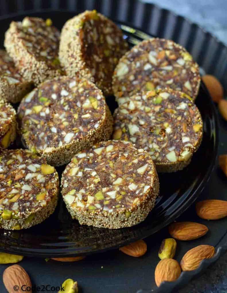 date rolls served in black plate.