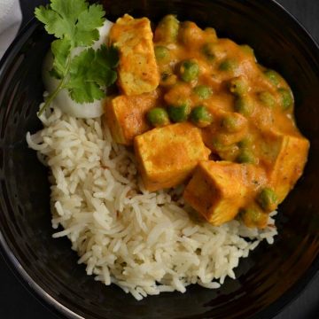Vegan matar paneer is a vegan version of the most popular Indian matar paneer. Tofu is a perfect substitute for paneer to make a vegan version of matar paneer. Shallow fry tofu cubes and peas are cooked in mildly spiced tomato-cashew gravy to make this vegan matar paneer. Tofu matar masala is a delicious vegan curry.