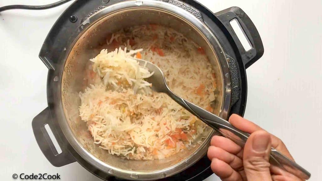 Fluffing the rice with fork